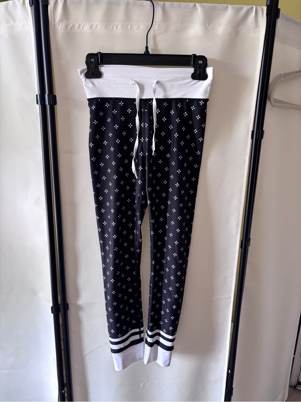 White Fox Boutique Black & White Geometric Drawstring Leggings